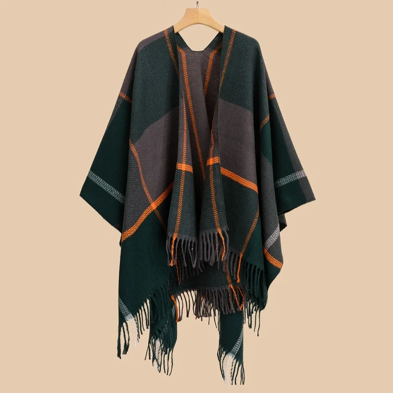 A lady wearing a stylish Joker shawl decorative scarf simple cloak warm and thick