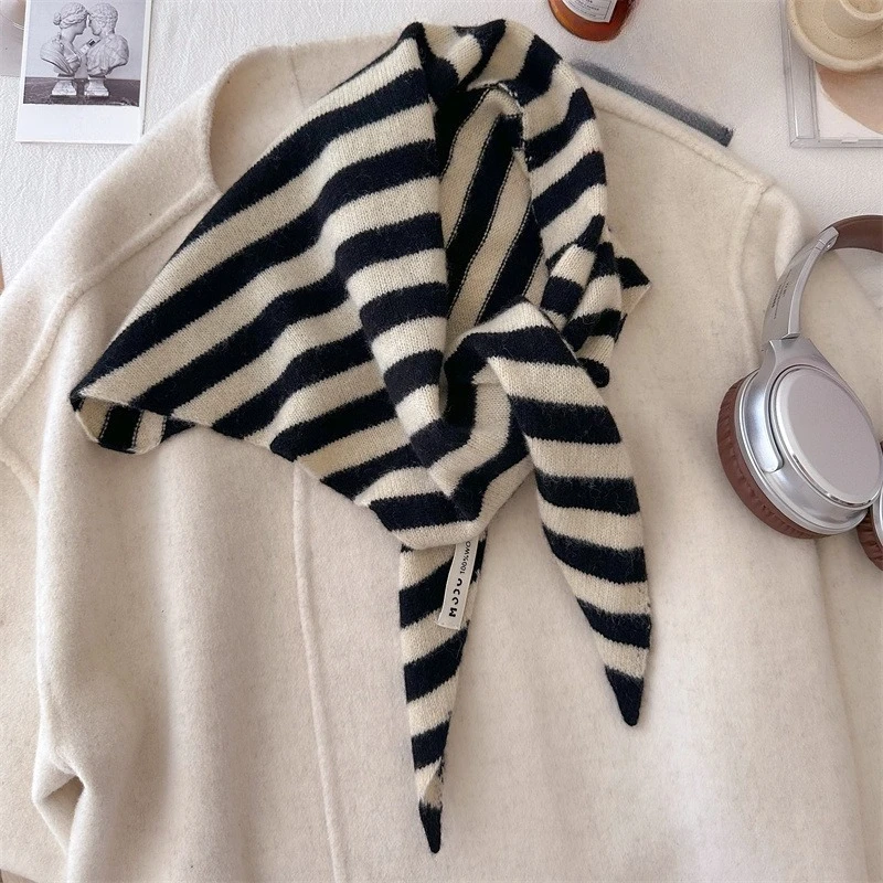 

Color-block striped triangle scarf, wool niche triangle shawl, women's knitted scarf, multifunctional warm knitted scarf