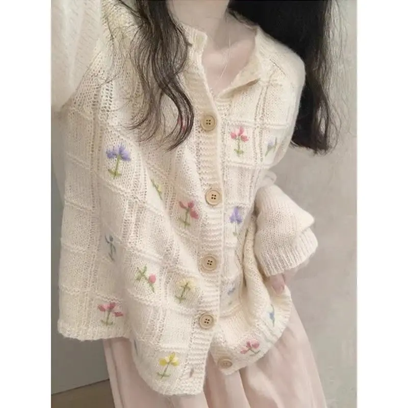 

Autumn Japanese retro lazy wind embroidered sweater female gentle design sense small fragrant wind flower knitted cardigan coat.