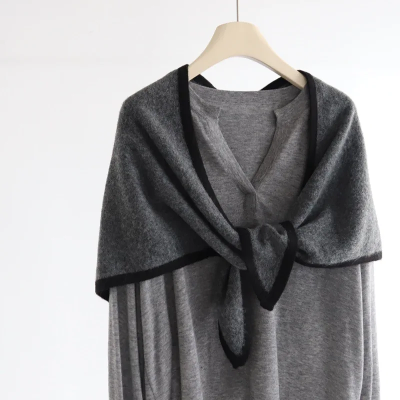 Un scialle triangolare color block per l'autunno e l'inverno da donna, abbinato a una sciarpa e un gilet da donna