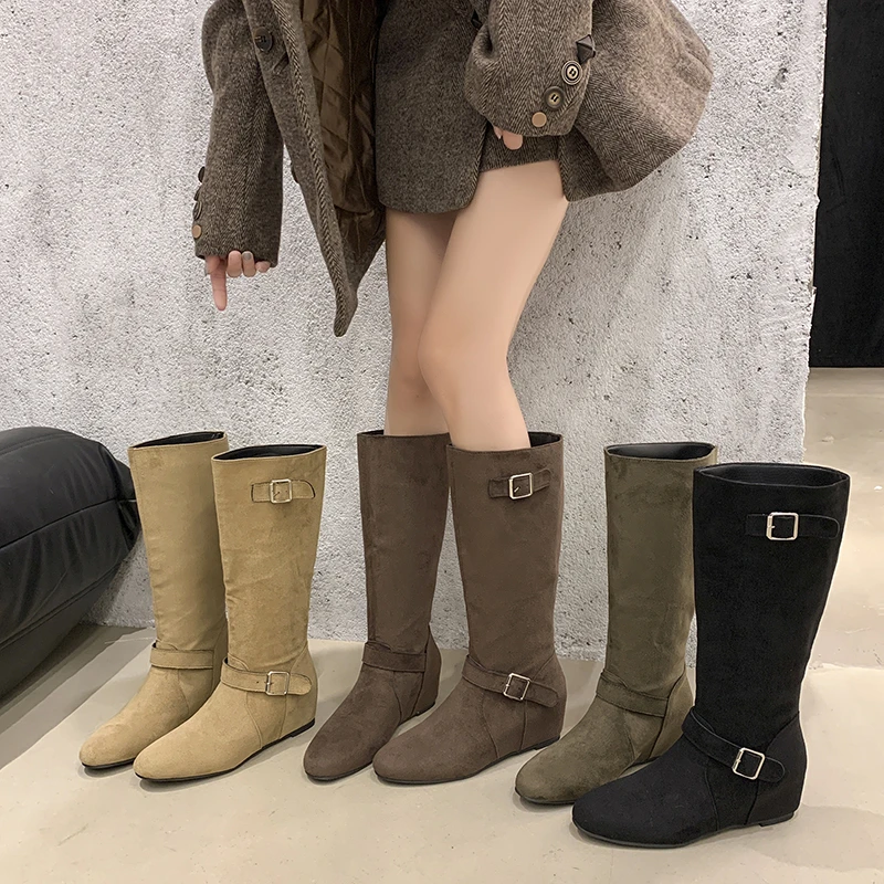 

Новинка 2023 года, женские высокие сапоги до колена на плоской подошве, зимние повседневные замшевые женские ботинки челси в стиле ретро, модные ботинки с пряжкой