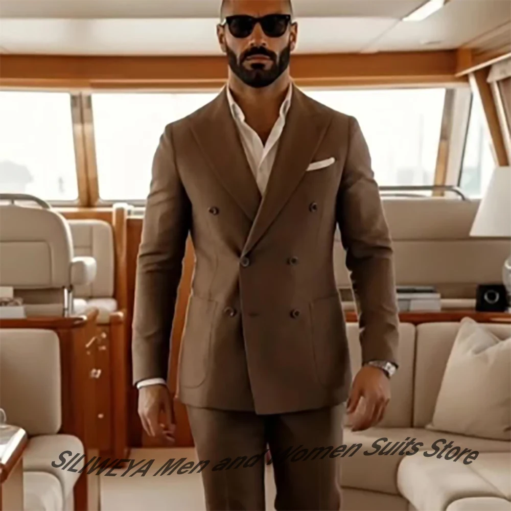 

Классический коричневый мужской костюм-двойка: двубортный пиджак и брюки. Комплект для деловых встреч, свадеб и официальных мероприятий.