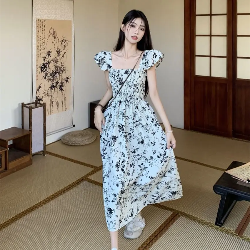 Französisches Retro-Blumenkleid mit fliegenden Ärmeln, geraffter Taille und langem Drape