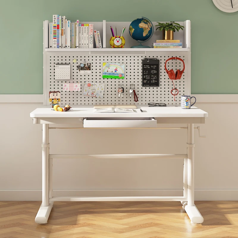 طلاب المدارس الابتدائية الذين يكتبون مكتب الواجبات المنزلية البسيطة ومكاتب وكراسي الأطفال يمكن رفعها