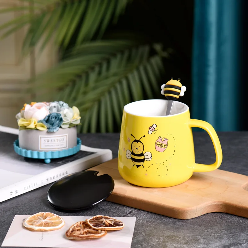 Ceramic Cartoon Bee Mug With Spoon Lid Ceramic Coffee Cups Free Shipping Original Breakfast Cups Christmas Gift Coffee Cup Sets