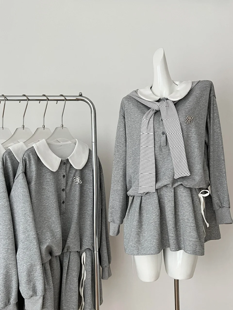 

Оригинальный осенний полосатый свитер с воротником-стойкой, искусственный двухсекционный свитшот с кукольным воротником Dr, корейская юбка Sle ort, комплект Faion