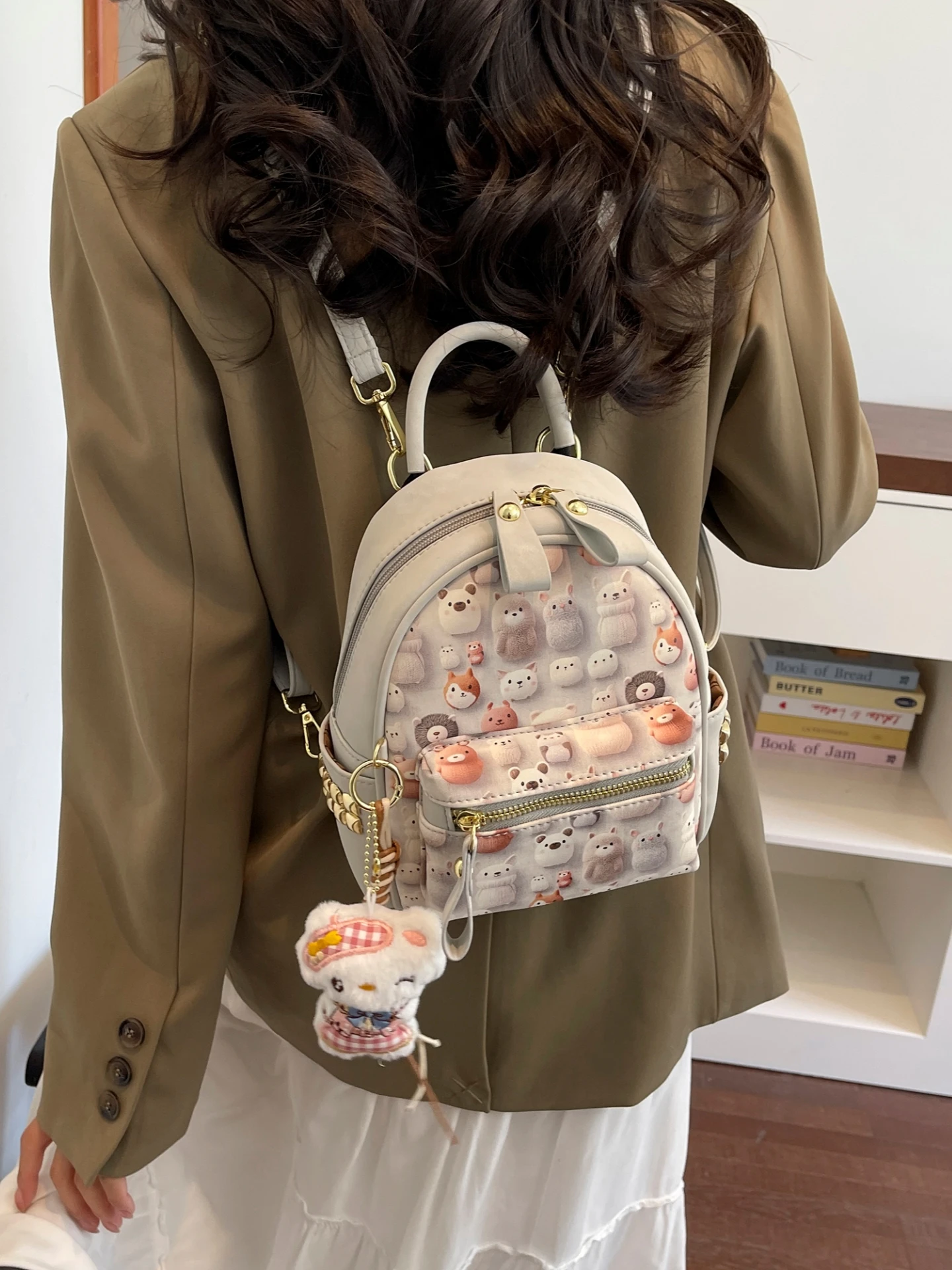 かわいい漫画のアニマルプリントバックパック若々しい旅行用ショルダーバッグ女性用外部クロスボディ小さなバッグ中型サイズ防水