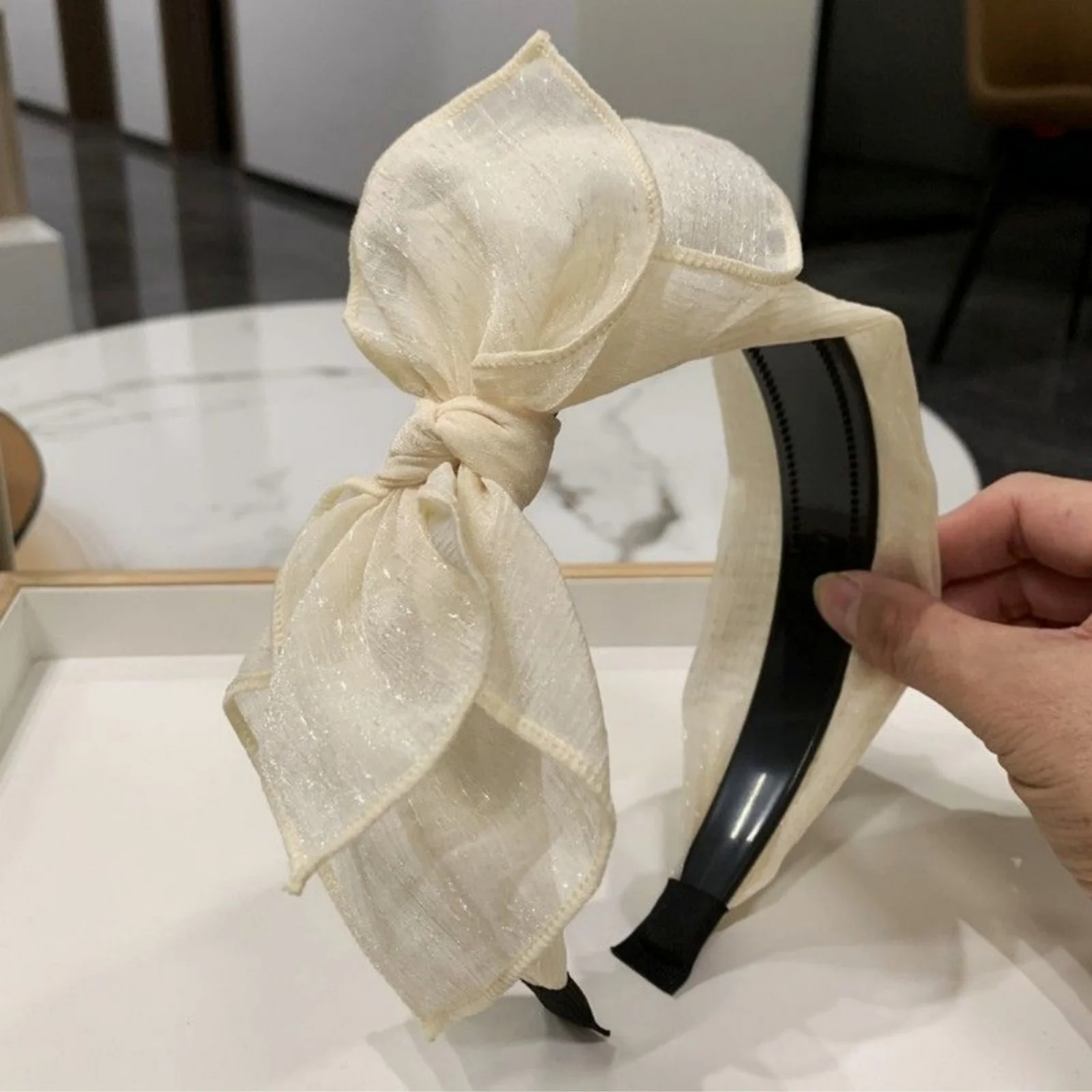 1 STÜCK Elegantes, rutschfestes Stirnband mit Schleife und minimalistischem Damen-Haarschmuck aus Spitzentüll mit breiter Kante, einfarbig, Polyester F – Detail 3