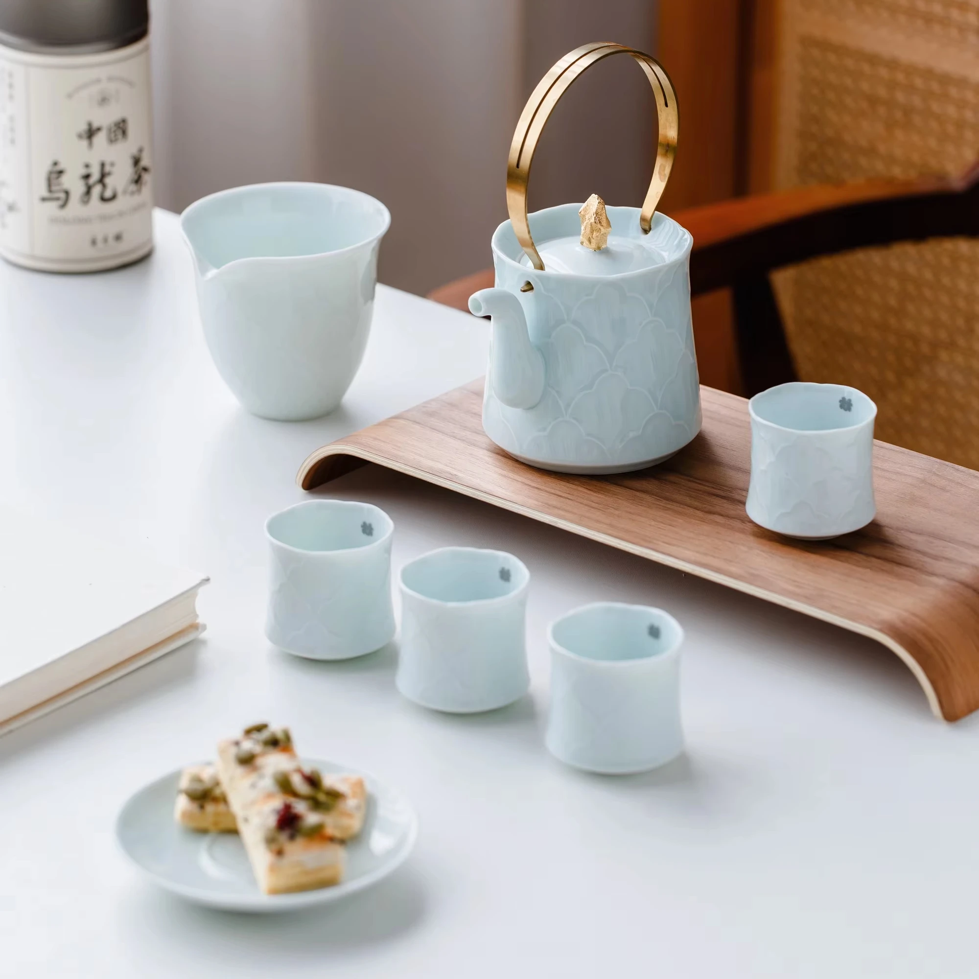 

Wholesale Customized Chinese Jingdezhen Gift Packaging Porcelain Tea Cup Ceramic Cup Set Teapot Set With Handle