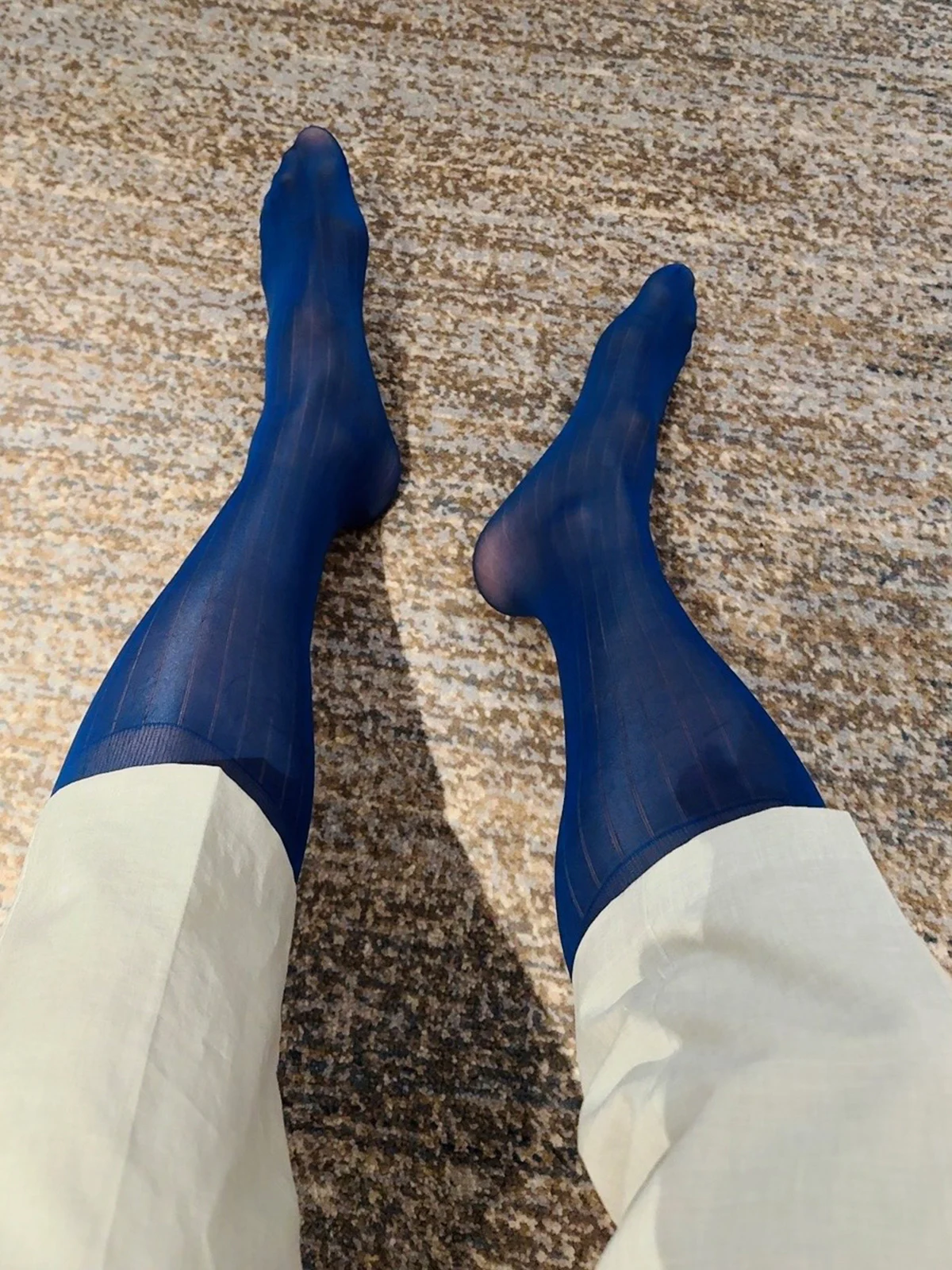 Transparente, vertikal gestreifte Socken für Herren, dünne Strümpfe, durchsichtige Nylonsocken, mittelhohe Socken, Business- und formelle Herrensocken, passend zu Anzügen und Schuhen. – Detail 9