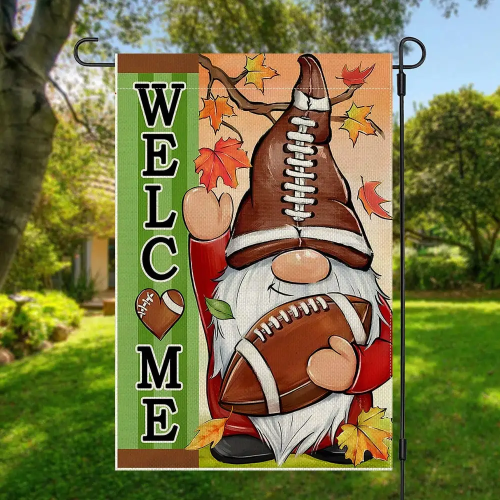 1 bandera de jardín original con un encantador gnomo con un casco de fútbol americano rodeado de hojas de otoño, perfecta para los amantes del fútbol americano para dar la bienvenida a los invitados en reuniones al aire libre o festividades de temporada, 11,81 x 17,72 pulgadas.