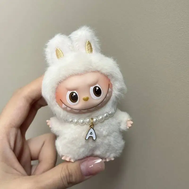 

Мини-версия 10 см для Labubu4.0 четвертого поколения, мини-подвеска Labubu с жемчужным ожерельем с 26 буквами