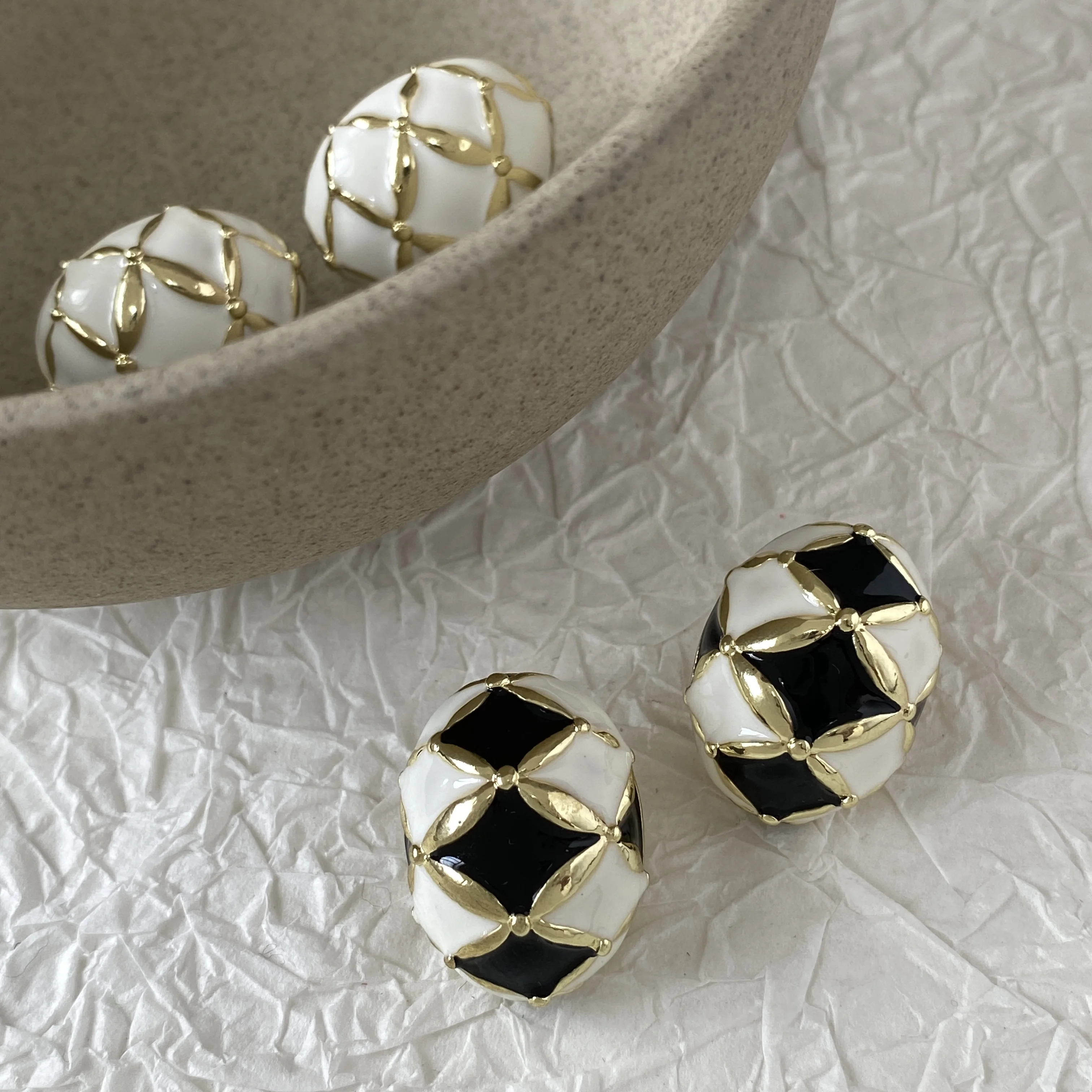 Lifefontier New Black White Color Enamel Ellipse Stud Earrings For Women Retro Ceramic Geometric Statement Earring Jewelry