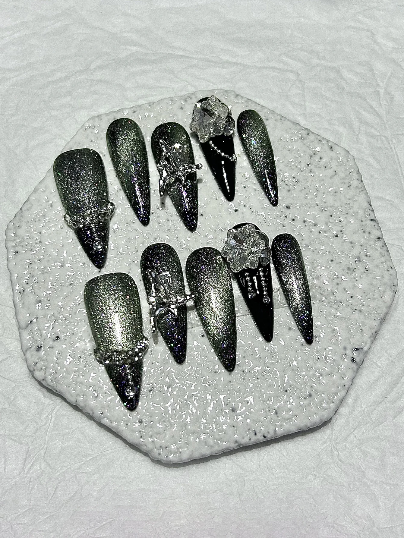 10 sztuk aksamitnych paznokci gradientowych z brokatem, efektem kociego oka, ręcznie robionych paznokci do naklejania, z płatkiem śniegu i cyrkoniami, ciemne sztuczne paznokcie, zdejmowane i wielokrotnego użytku.