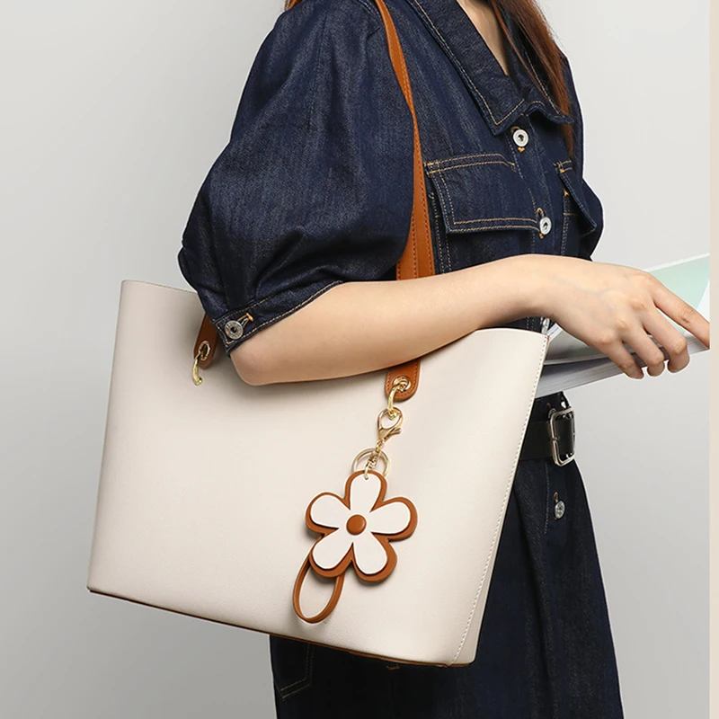Bolso Tote de Cuero Genuino para Mujer, Color Beige Marrón, Versátil, con Colgante de Flor Pequeña, Gran Capacidad, Bolso de Hombro, Bolso de Mano Bonito para Mujer