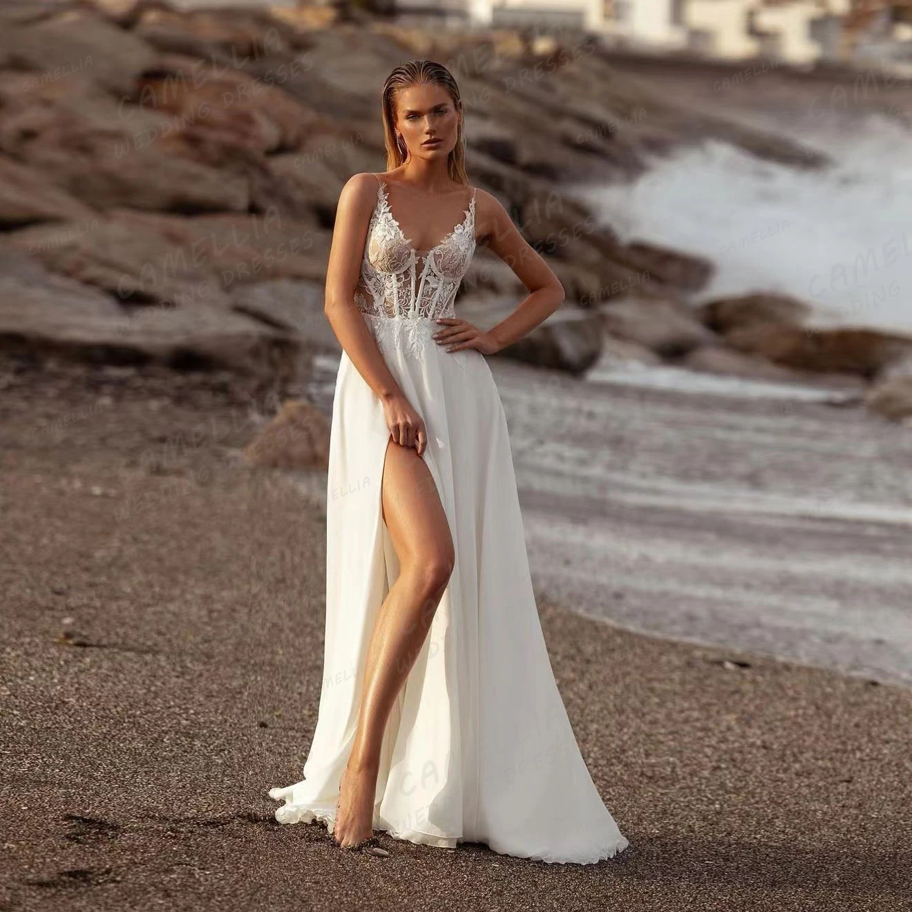 Vestidos de novia bohemios con tirantes finos para mujer, traje Sexy de corte en A con cuello en V, abertura alta, Espalda descubierta, Playa