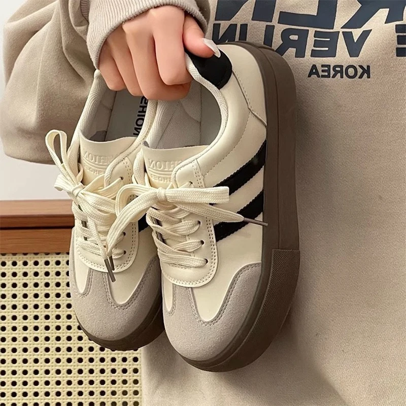 Chaussures blanches polyvalentes pour femmes, nouvelle mode d'automne, chaussures de sport rétro décontractées à semelle épaisse, baskets confortables à semelle souple pour étudiants 1