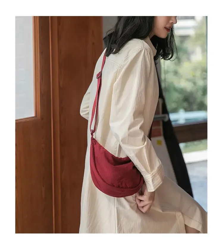 Große Nylon-Umhängetasche für Damen, lässige, einfarbige Schultertasche für Reisen und Pendeln, schlichtes Design. – Detail 16