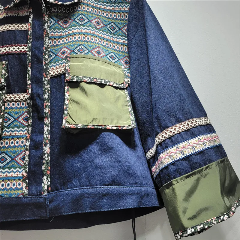2026 Giacca corta in denim patchwork color block di nuovo design all'inizio della primavera 2026, top stile vintage con colletto rovesciato semplice di fascia alta da donna