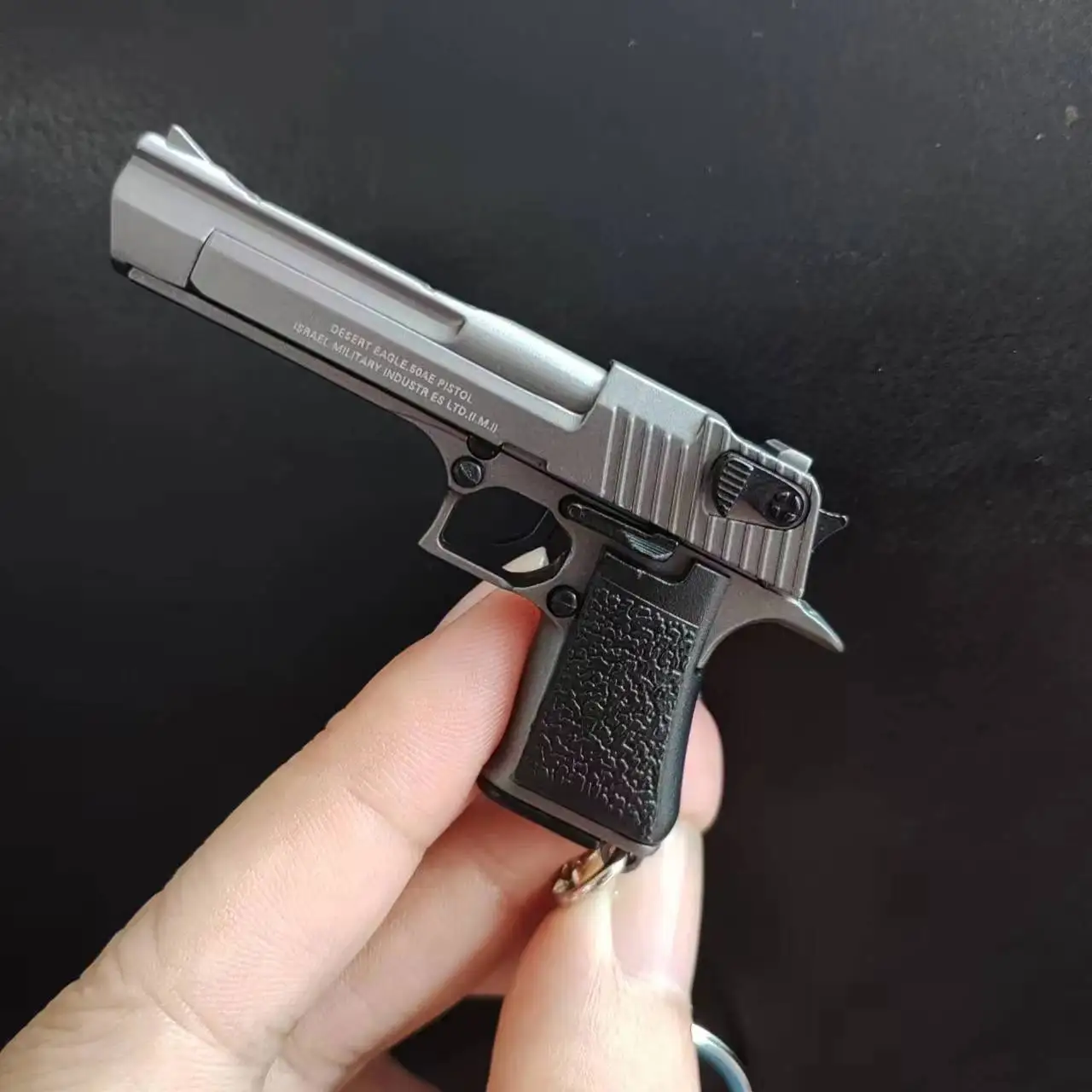 Alloy 1:4 Scale Desert Eagle Pistol Keychain Mini Toy Gun Weapon Model Metal Keychain For Adult Kids Christmas Gift