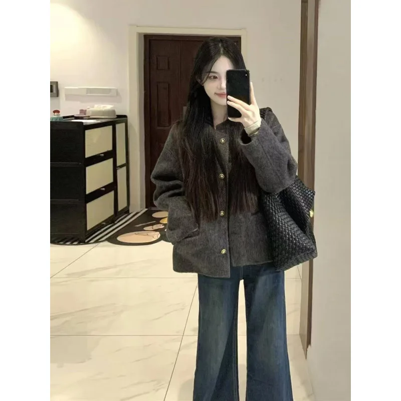 

2026 Новая твидовая верхняя одежда для женщин, серая осень и зима с высококачественными шортами в корейском стиле для миниатюрных женщин зимой