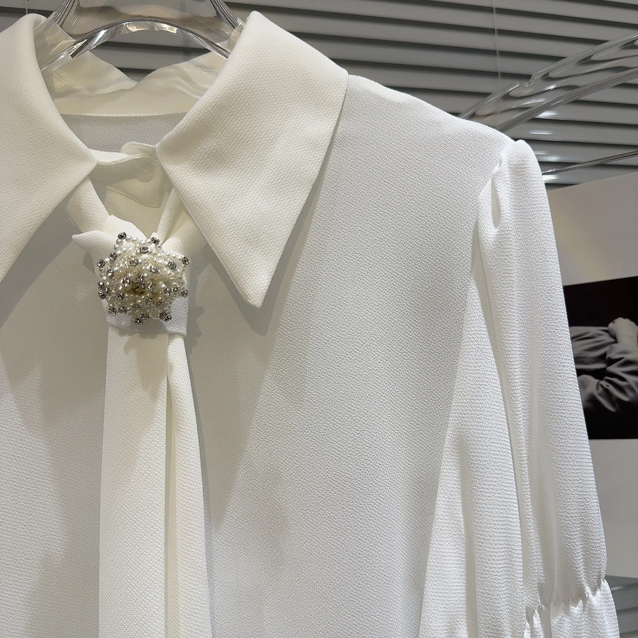 Blusa blanca de manga larga con solapa francesa para mujer, camisa elegante de gasa con hebilla de perla, para primavera y otoño, 2024