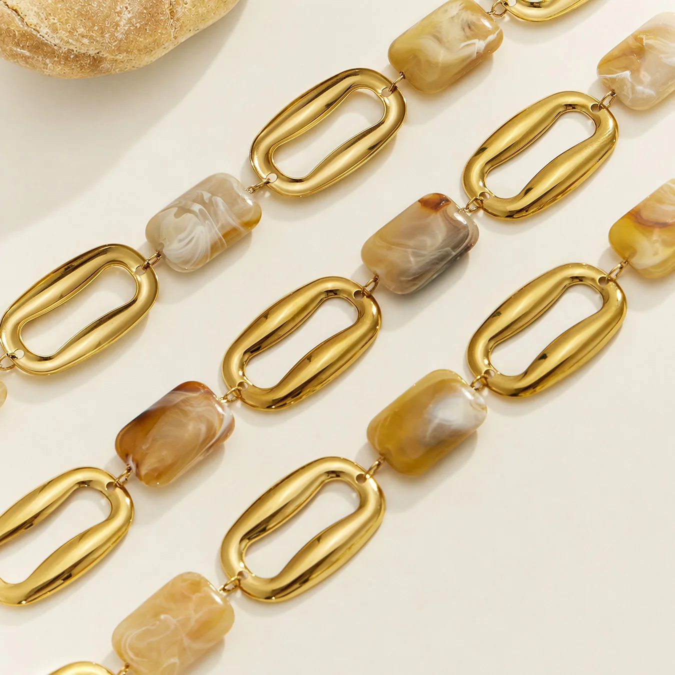 Chunky Statement-Halskette, 18k vergoldeter Edelstahl, Marmor-Harz-Verbindung, hohle ovale Gliederkette, Halsketten, Kragen-Schmuck – Detail 9