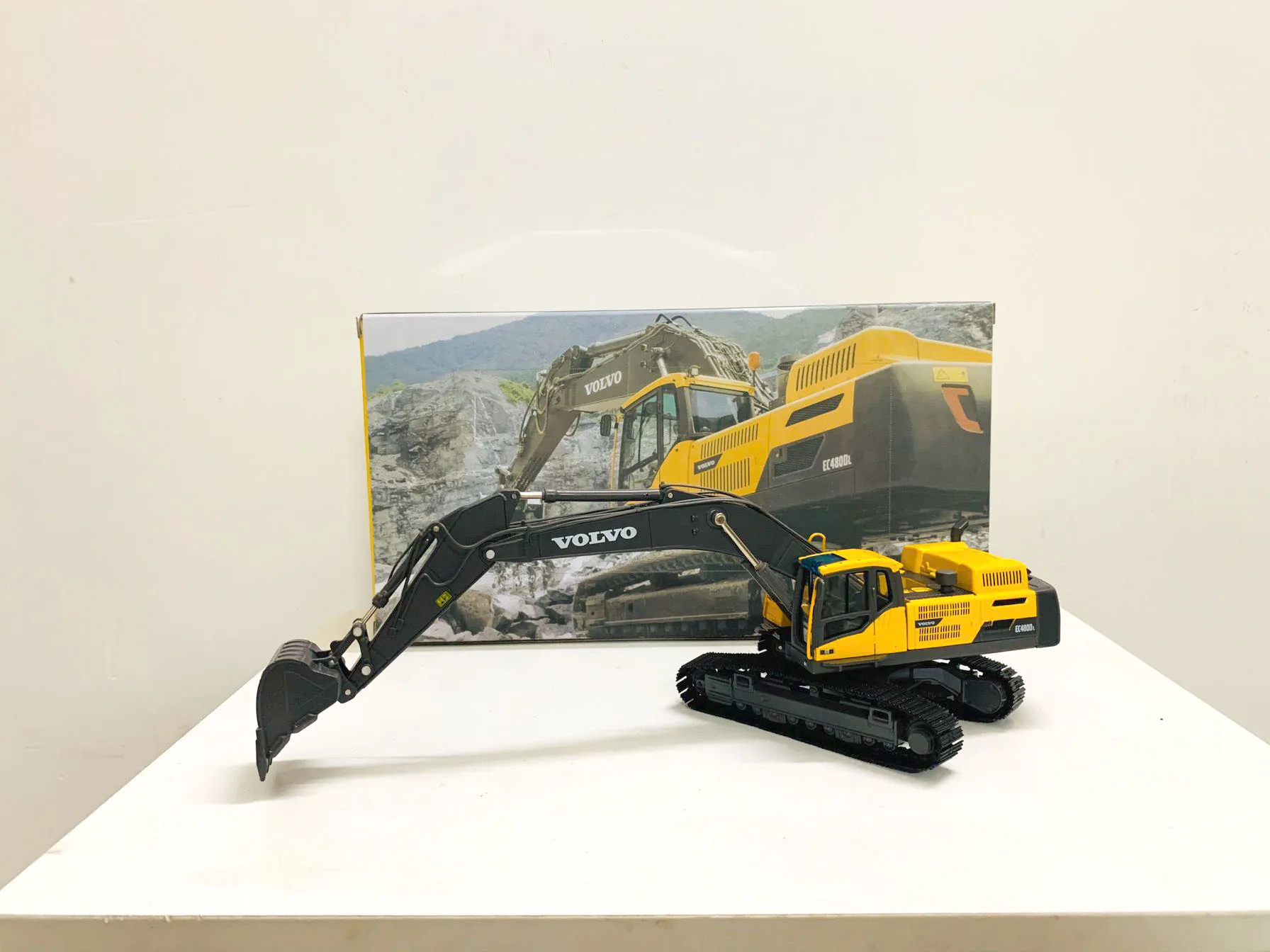 EC480D Crawler Excavator 1:50 Scale DieCast Collectible Model New in Box