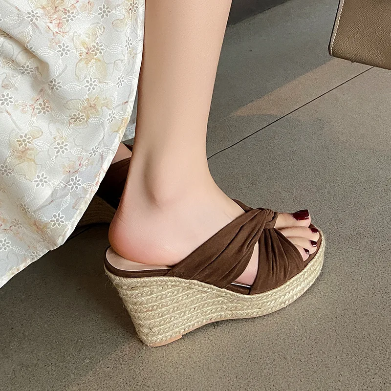 Vacation style coffee-colored cashback thick-soled slippers, round toe one-legged straw braided wedge sandals, twisted high