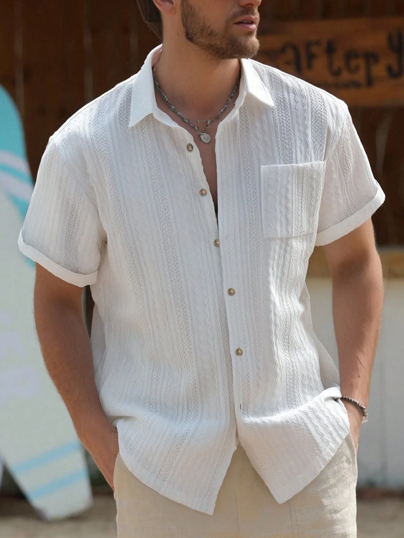 

Мужская белая текстурированная повседневная рубашка с коротким рукавом и нагрудным карманом