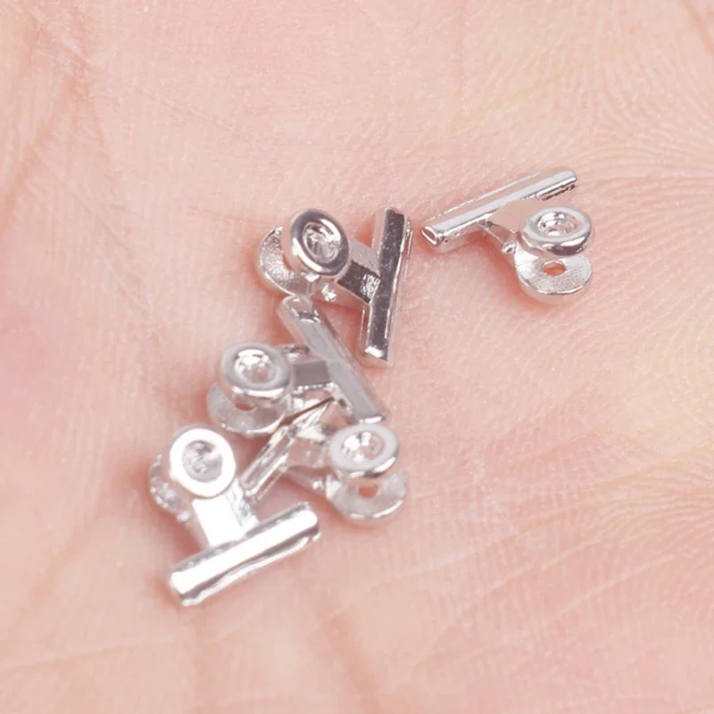 Set di 5, mini forniture per ufficio per casa delle bambole; Porta biglietti in metallo in miniatura e giocattoli con graffette per test.