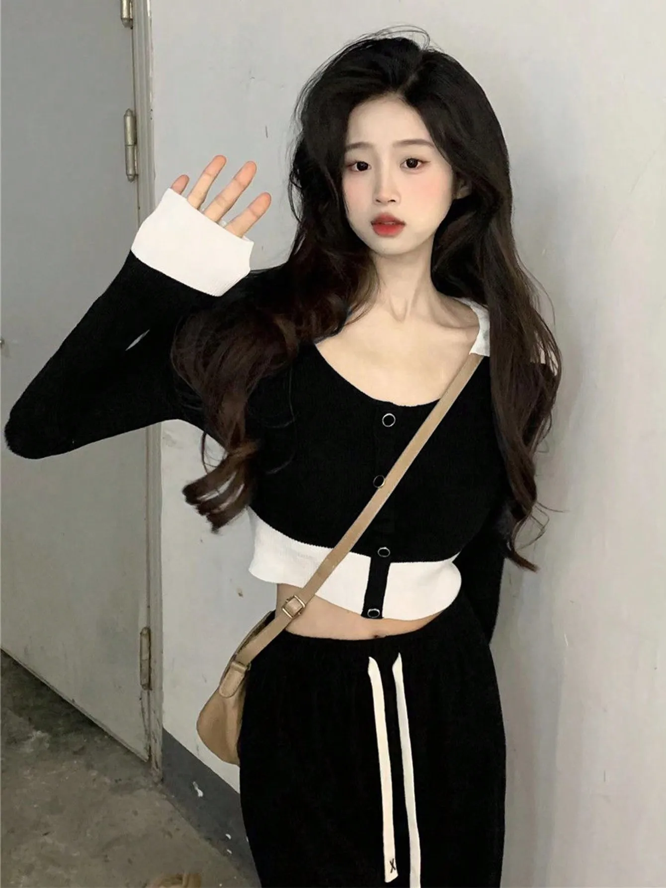 

Korean Sexy Short U-Neck Long-Sleeved Knitwear for Women 2025 New Spring and Autum Cold Style Unique and Chic Top