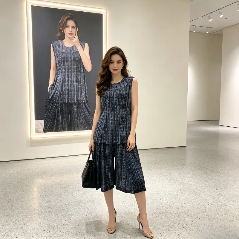 

Miyake Pleated 2026 Summer New Printed Set for Women, Fashionable Pleated Sleeveless Vest Top + Wide-Leg Shorts Two-Piece Set