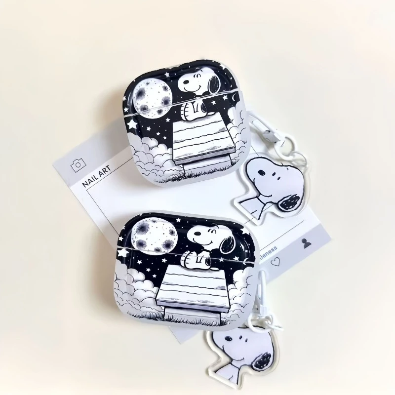 سنوبي حقيبة سماعة الاذن ل AirPods 1 2 3 Pro 2 حافظة أنيمي للصدمات شاملة صندوق سماعة الرأس ل AirPods 4 مع قلادة هدية