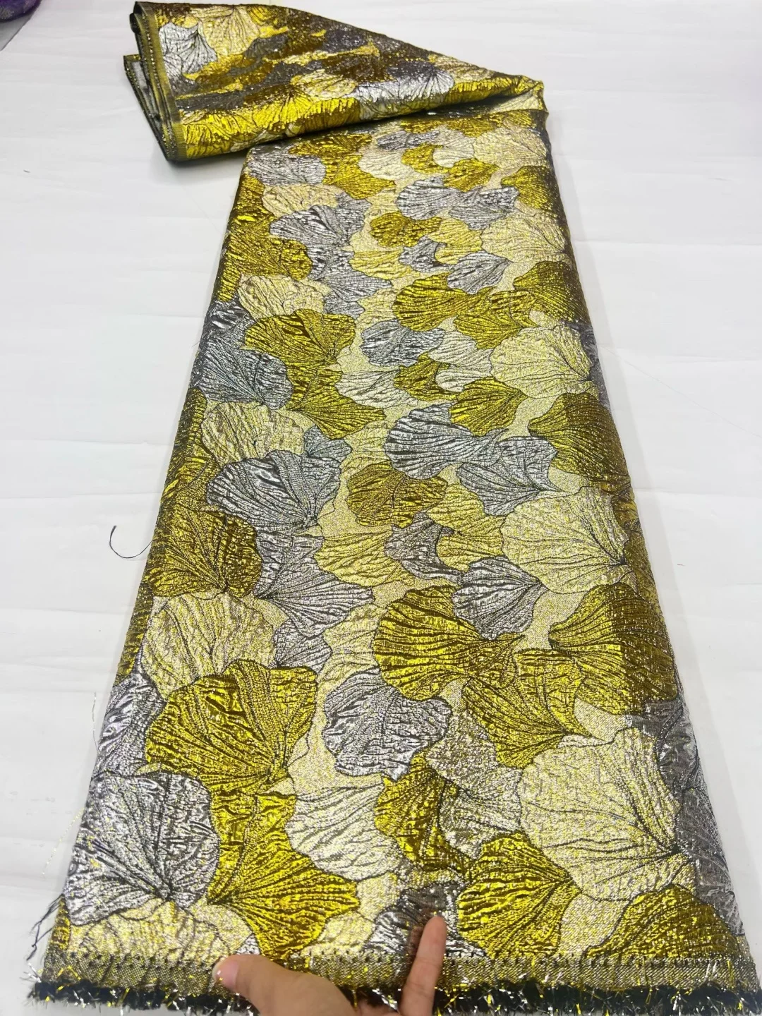 tessuto-in-pizzo-broccato-francese-con-motivo-a-foglia-di-ginkgo-nuova-collezione-2026-tessuto-in-pizzo-jacquard-africano-5-iarde-materiali-dorati-per-abiti-da-cerimonia-nuziale