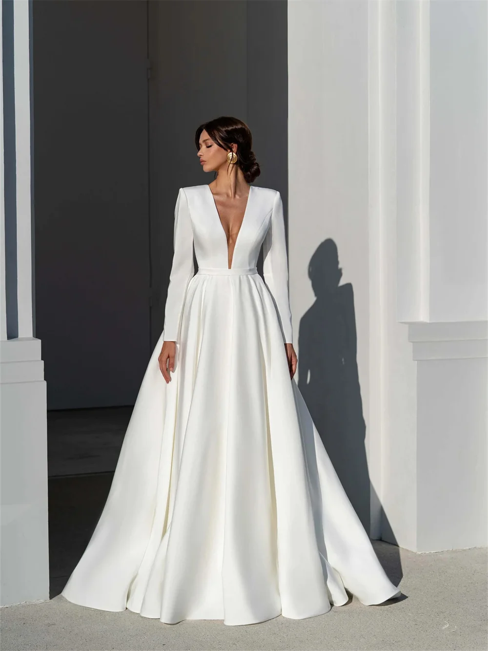 Elegante abito da ballo lungo fino al pavimento in raso 2024 Grazioso abito da sposa a maniche lunghe Sexy scollo a V A-line Abito da sposa Abiti da sposa