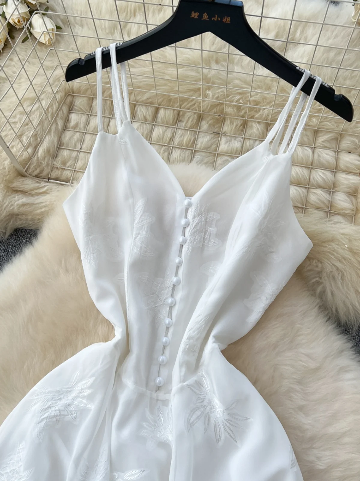 กระโปรงทรงเอไลน์ปักลาย Ele V-Ne สีขาว รุ่น Dr Holiday ทรงสลิมมีเข็มขัด สายรัดเอว ความยาวปานกลาง สไตล์เกาหลี ไม่มีซับใน