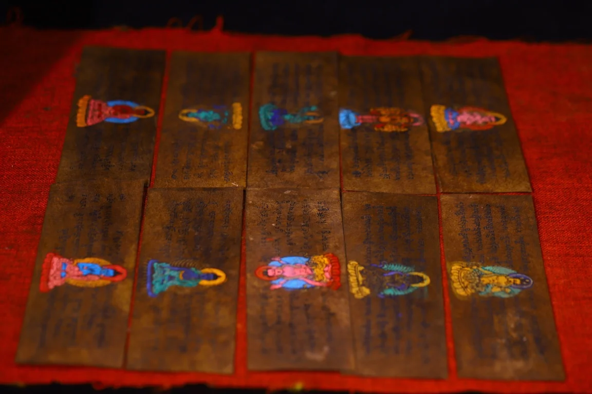 9" Vecchi Templi Nepalesi Vecchie Scritture Mosaico Gemma Gzi Perline Turchese Dipinto Vajra Vecchie Scritture Amuleto Casa Di Città