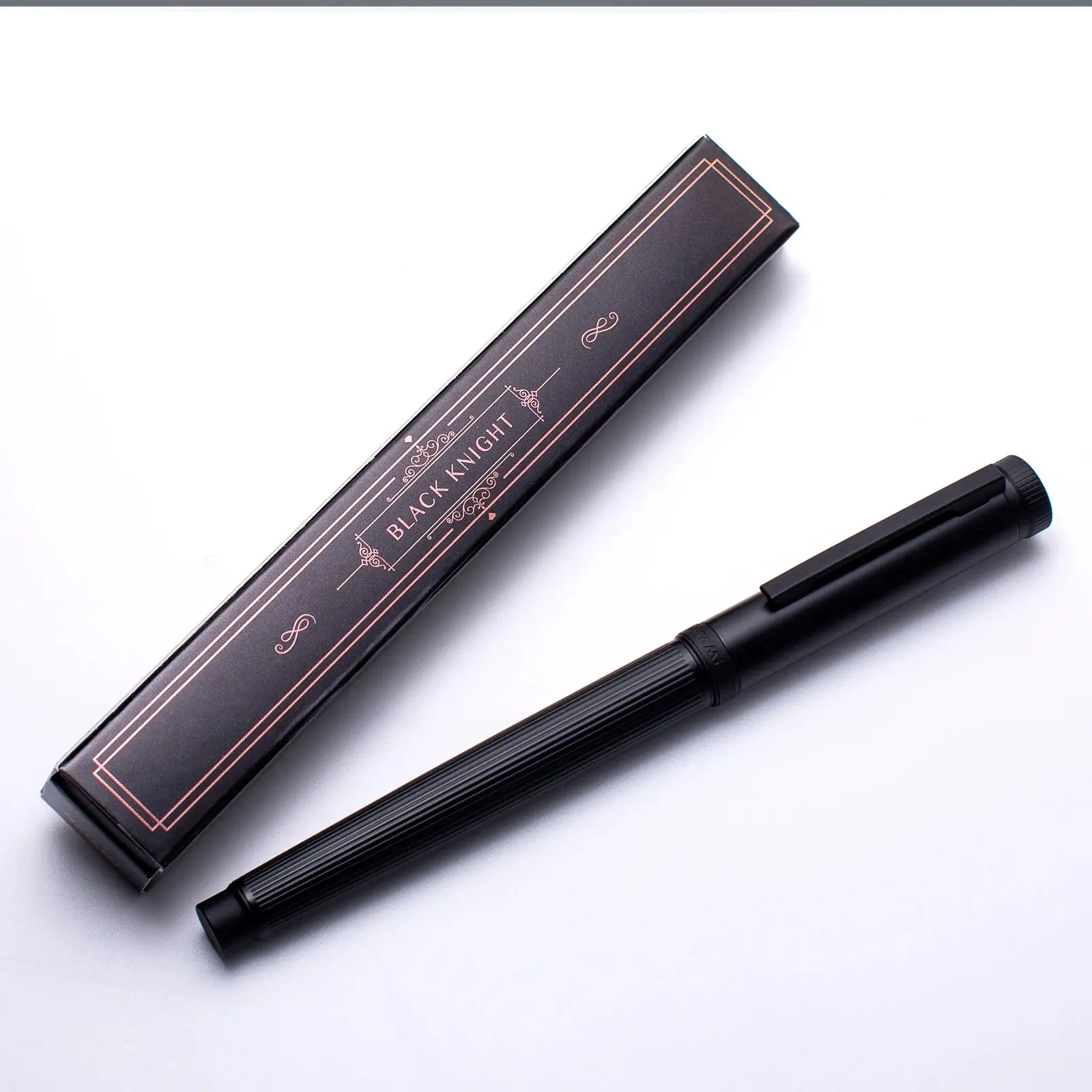 Pióro wieczne Natami Black Knight z cienką końcówką, do gładkiego pisania, metalowy korpus, idealne do biura, na prezent biznesowy. — zdjęcie produktu 7