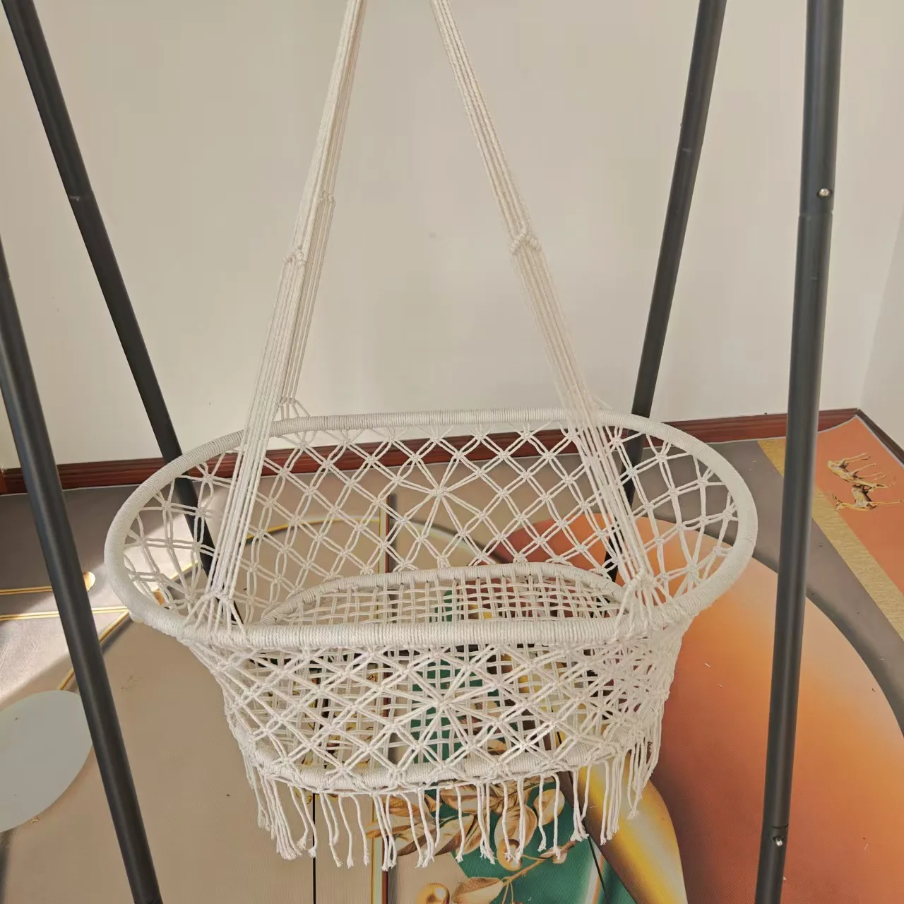 culla-amaca-cesto-a-pelo-sospeso-nella-cameretta-dei-bambini