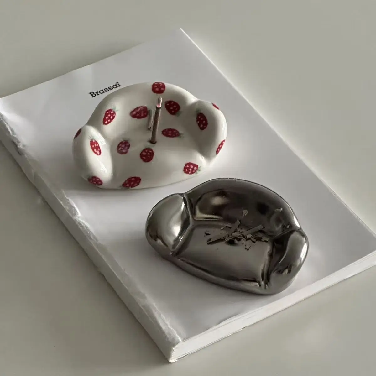 Cute hand-painted Strawberry Ceramic Sofa Fragrance Insertion Ornament Incense Insertion Seat Decoration Aromatherapy Storage