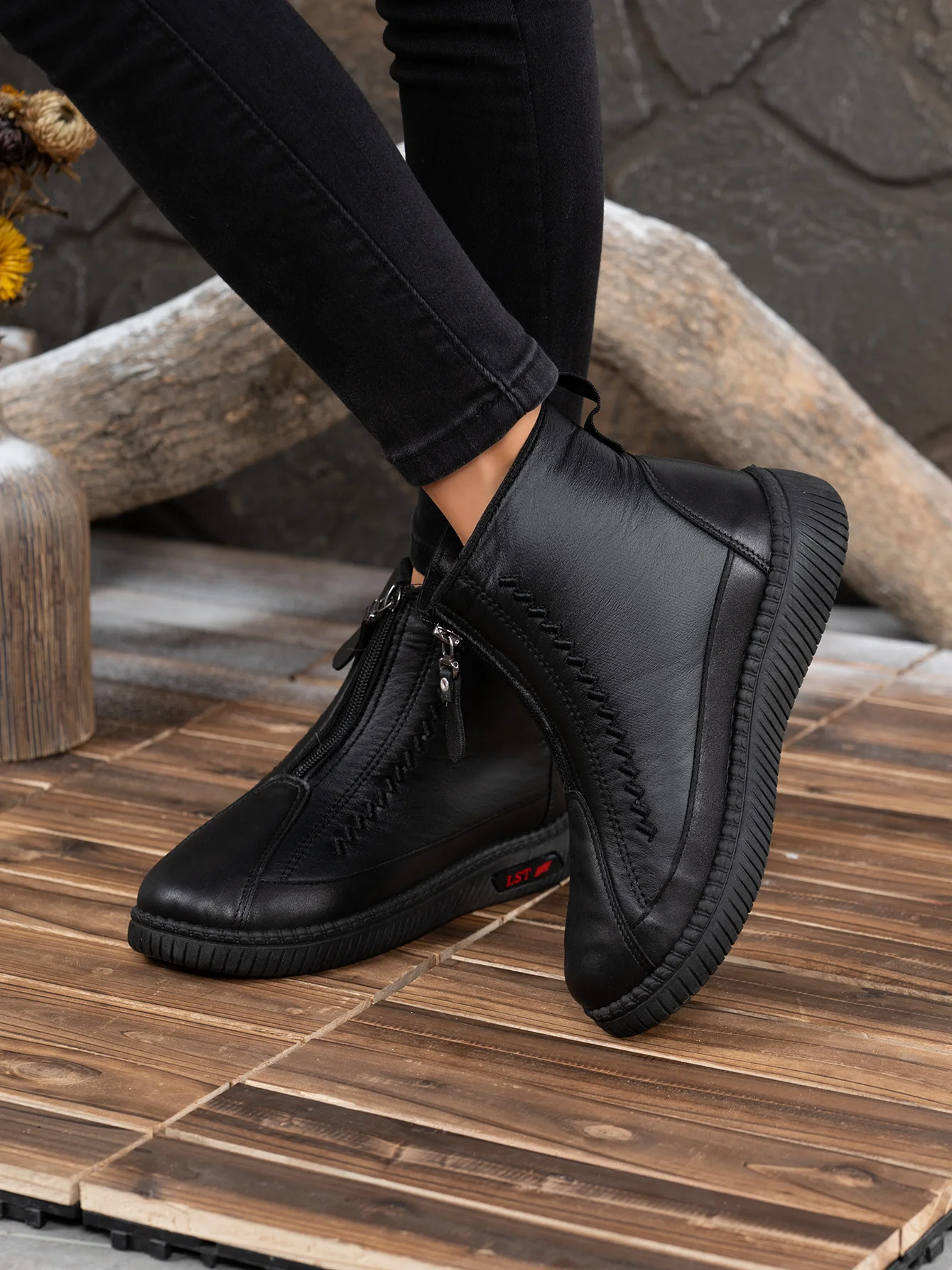 

Winter Women's Leather Snow Boots Fleece Lined Thickened Warm Ankle Boots Waterproof Non Slip Wear Resistant Lightweight Outdoor