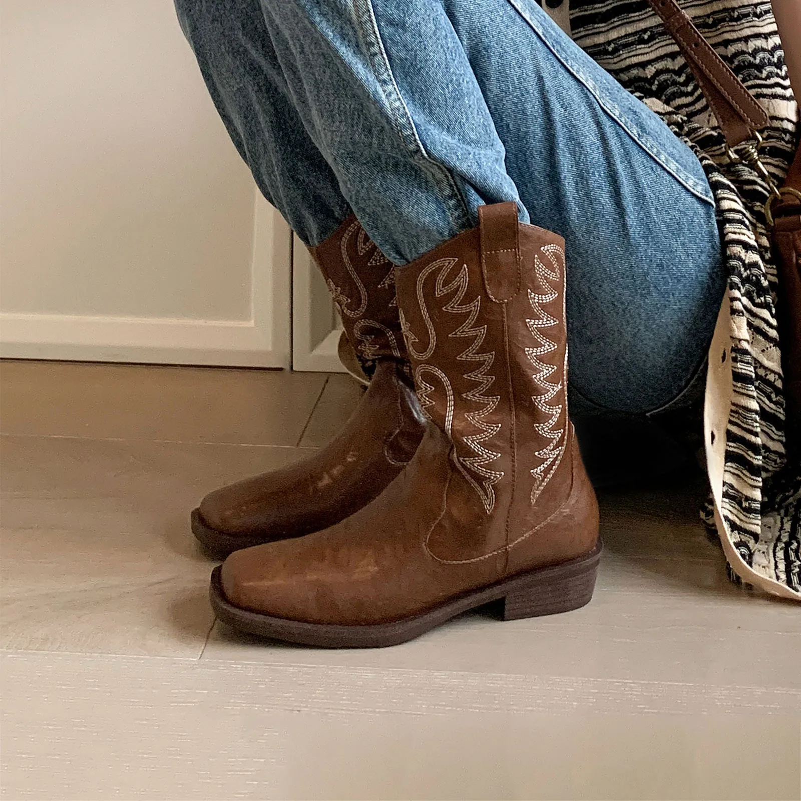 

Arden Furtado 2025 Autumn cowhide embroidery Western boots Square toe pull-on Middle heel Mixed Colors Short boots Large size