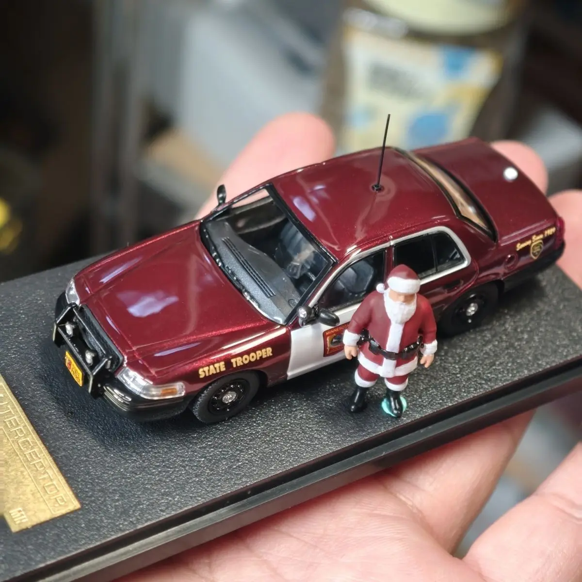 Figura 1:64 DIY Pintada à Mão em Resina Modelo Estático Cena de Natal com Polícia Diorama