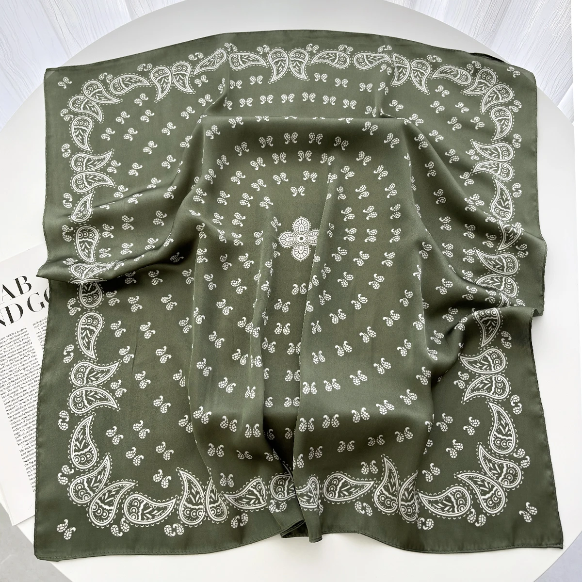 Retro Paisley-Schal, Damen-Satin-Schal, Haar- und Handtuchschal, Damen-Kopftuch, kleiner Halstuch-Schal, Hijab, Damen-Schals. – Detail 8