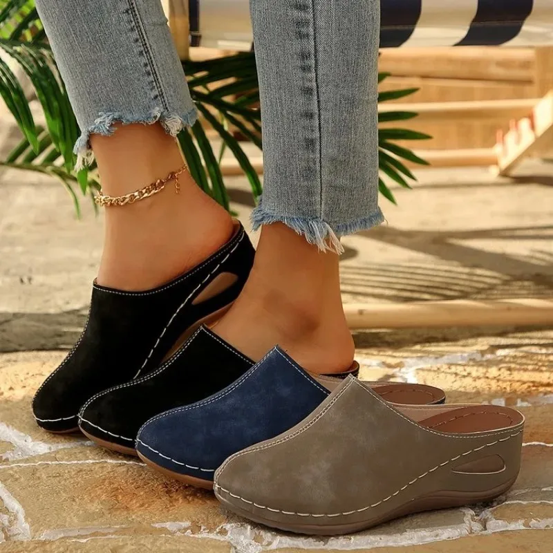 Damen-Suede-Keilabsatz-Mules, rutschfeste Plattform-Clogs mit geschlossener Zehenpartie, bequeme Freizeitschuhe für draußen, zu Hause und im Büro.
