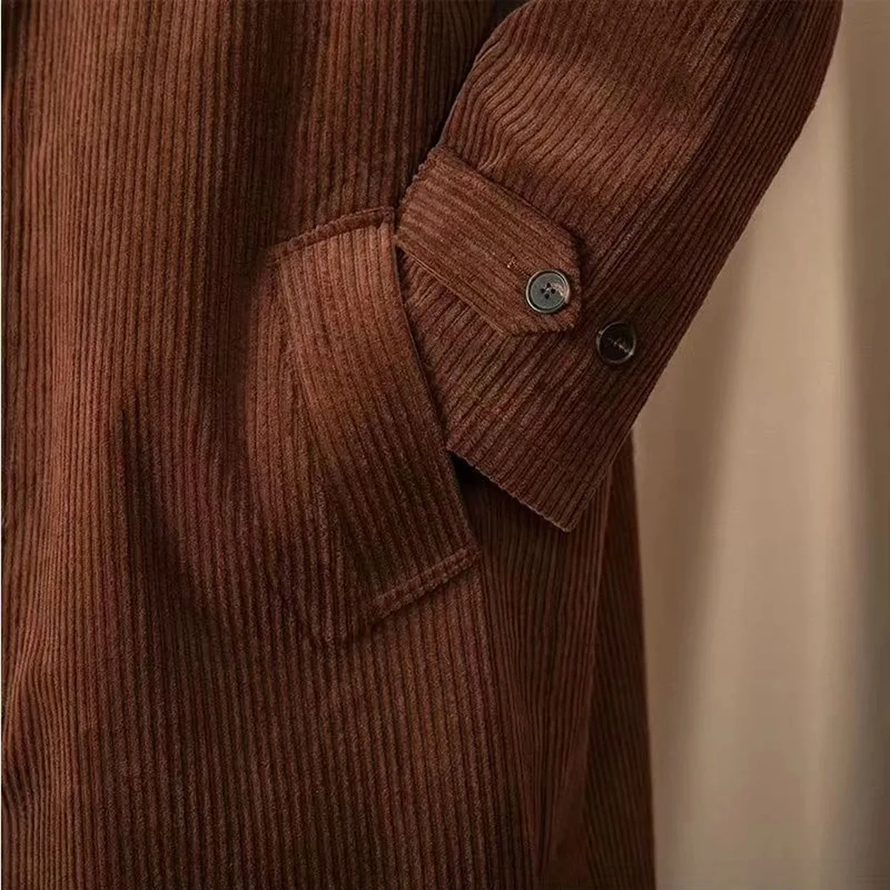 Męski płaszcz sztruksowy w kolorze ciemnego brązu, średniej długości, w paski, męski retro trencz, jednolity płaszcz wierzchni, jesienno-zimowy vintage wiatrówka.