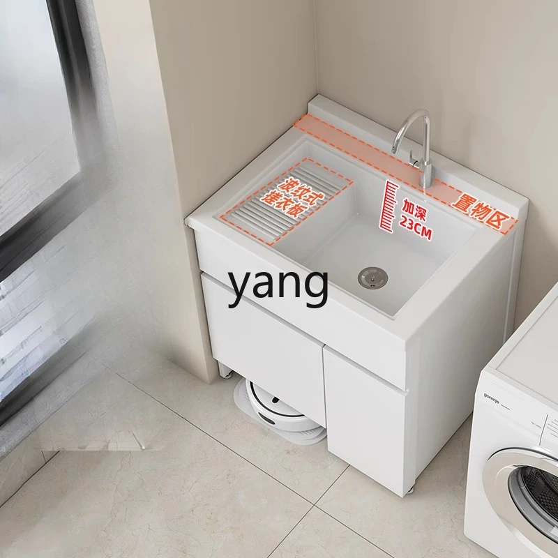 

Левый балконный шкаф для белья с умывальником и умывальником. Встроенная раковина для белья и раковина.