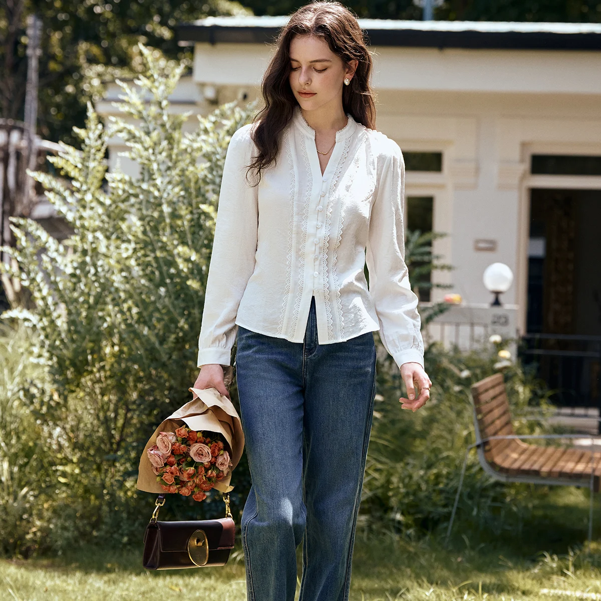 OLrain French Elegant Long-sleeved White Shirt Autumn 2025 New Loose Chic Blouse Temperament Commute V-neck Shirt M57QC000111