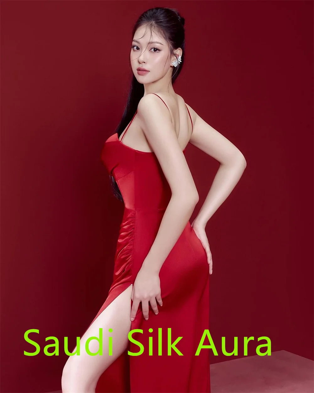 Vestidos de celebridades de satén rojo elegantes personalizados, alta calidad, sin tirantes, tirantes finos, sirena fruncida, cremallera trasera, bata de noche